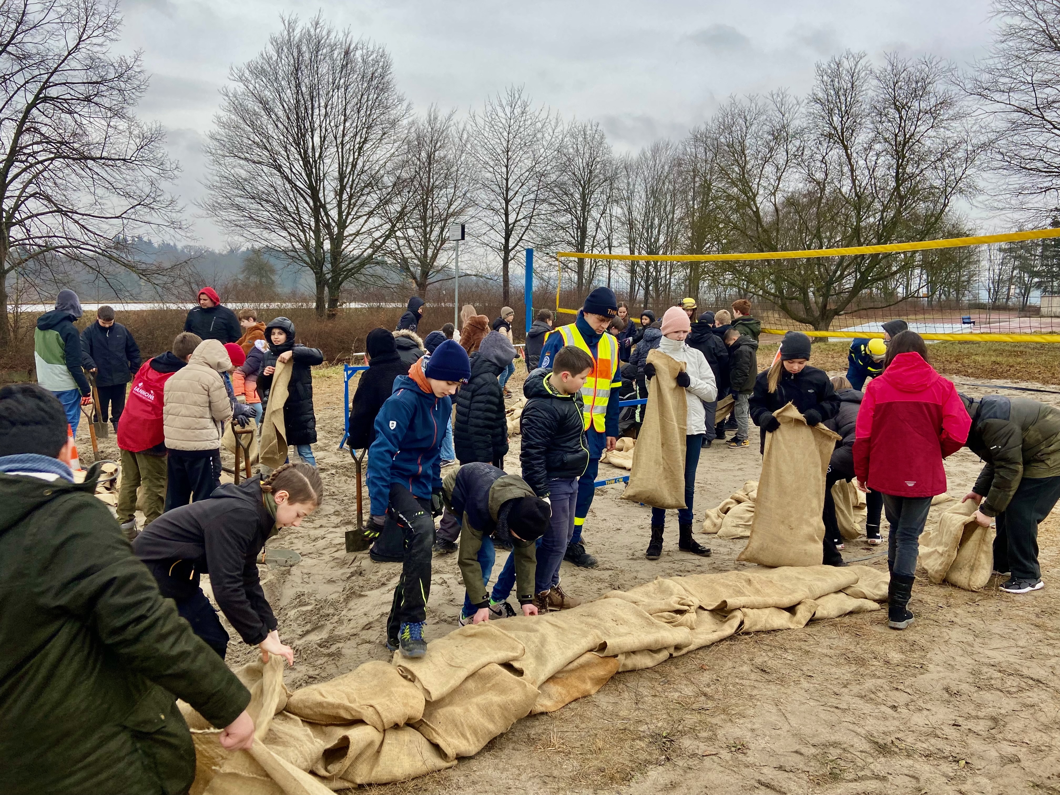 Erster Aktionstag zum Katastrophenschutz an der VIB - Sandsäcke werden gefüllt