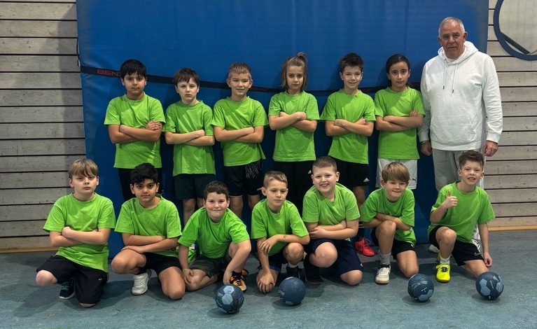 Schüler-meets-Azubi Gruppe von Personen in einem Raum, sitzend in Reihen, mit verschiedenen Ausdrücken.