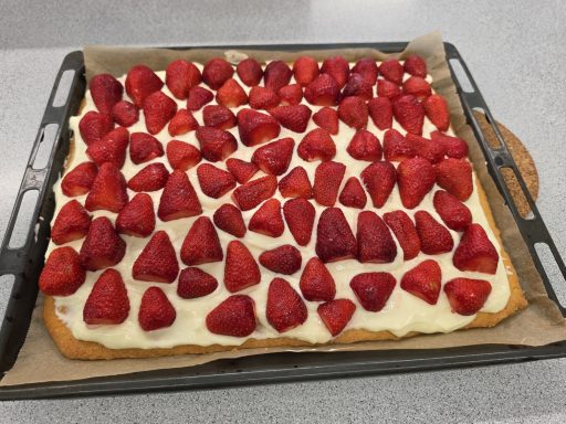 Blechkuchen mit Vanillecreme und frischen Erdbeeren obendrauf.