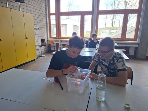 Zwei Schüler arbeiten zusammen an einem Experiment in einem Klassenzimmer.